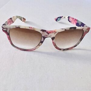Floral plastic wayfarers with gradient brown lenses